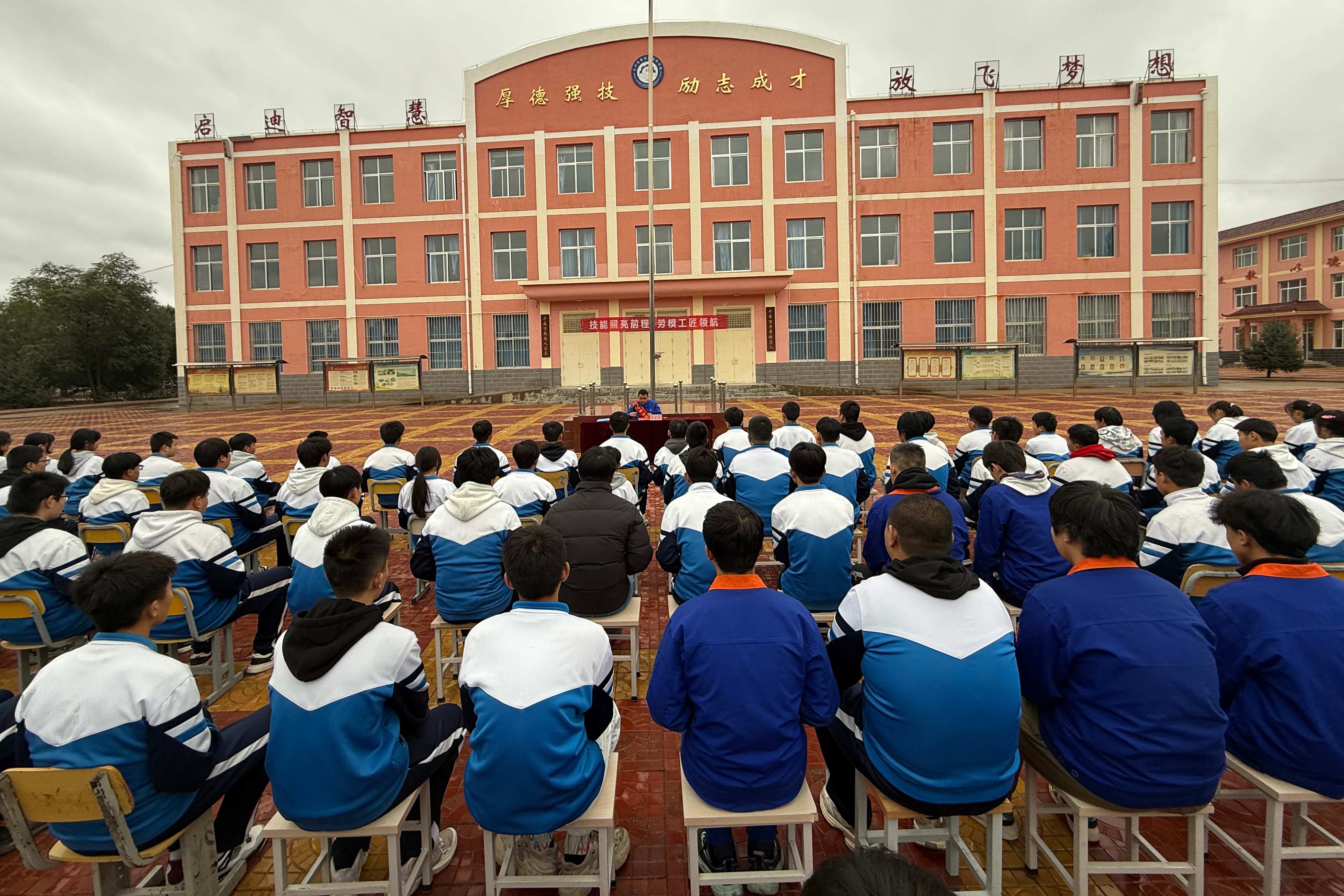 劳模领航育新才 匠心筑梦启未来—皋兰校区举办“劳模工匠进校园”主题宣讲活动