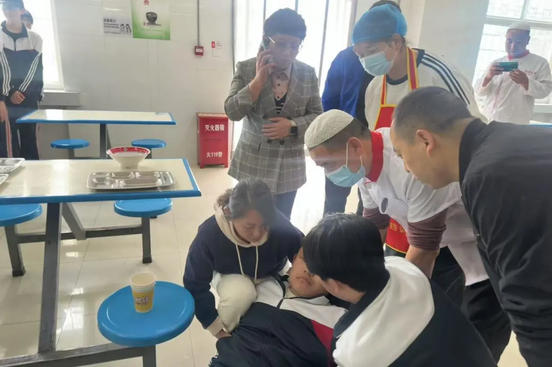 学院组织开展食品安全突发事件与燃气泄漏应急演练
